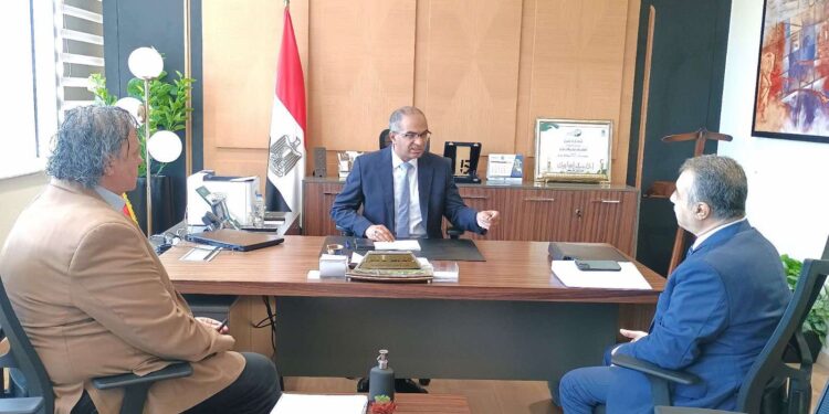 نائب وزير الإسكان يتابع موقف تقديم خدمات مياه الشرب والصرف الصحي بمحافظة دمياط
