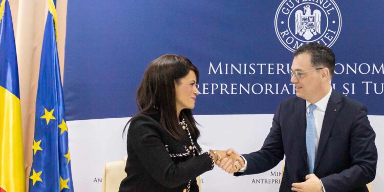 خلال اجتماعات بوخارست.. المشاط تشهد توقيع وثائق في مجالات الاستثمار