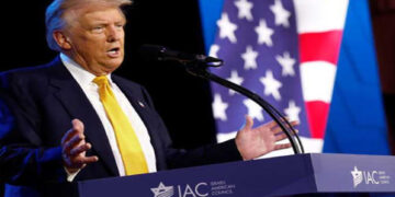 ترامب يطالب إسرائيل بضرب المنشآت النووية الإيرانية