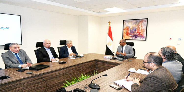 نائب وزير الإسكان يتابع مع مسئولي الوزارة موقف الخطة الاستراتيجية لتحلية مياه البحر