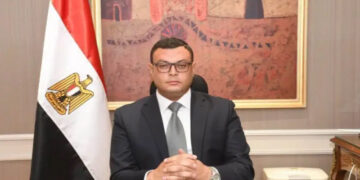 وزير الإسكان يعقد عدة اجتماعات صباح اليوم مع مسئولى شركات المقاولات لمتابعة سير العمل بمشروعات المدن الجديدة