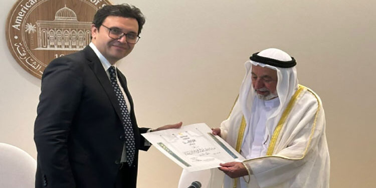 وزير الثقافة يُسلم سمو الشيخ الدكتور سلطان بن محمد القاسمي حاكم الشارقة “جائزة النيل للمبدعين العرب”