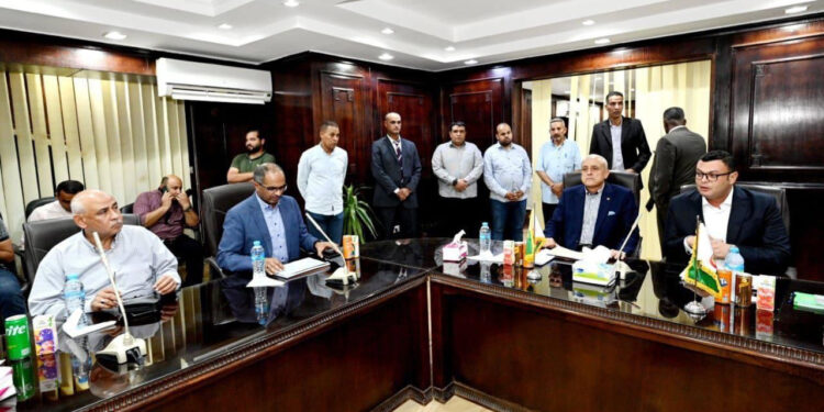 وزير الإسكان يستقبل محافظ الأقصر لمتابعة موقف مشروعات المبادرة الرئاسية “حياة كريمة” بالمحافظة