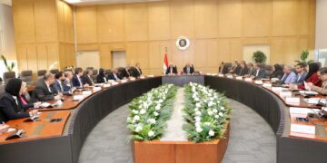 كامل الوزير يعقد اجتماعاً موسعاً مع وزير التعليم العالي والبحث العلمي