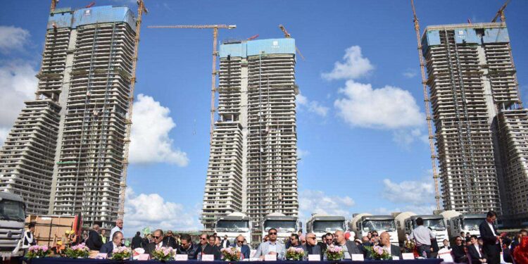 خلال مشاركته بحفل انتهاء الهيكل الخرسانى للبرج الأيقونى بالعلمين الجديدة