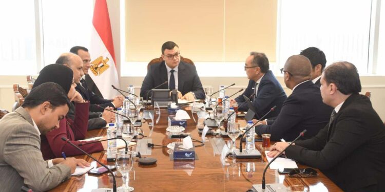 وزير الإسكان يبحث مع أسطورة العقارات في اليابان سبل التعاون فى مجال التطوير العقاري وتوطين التكنولوجيات الحديثة فى مصر