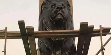 ما حقيقة تشويه أسدين قصر النيل بالدهانات ؟ .. رد قوي من نقيب التشكيليين