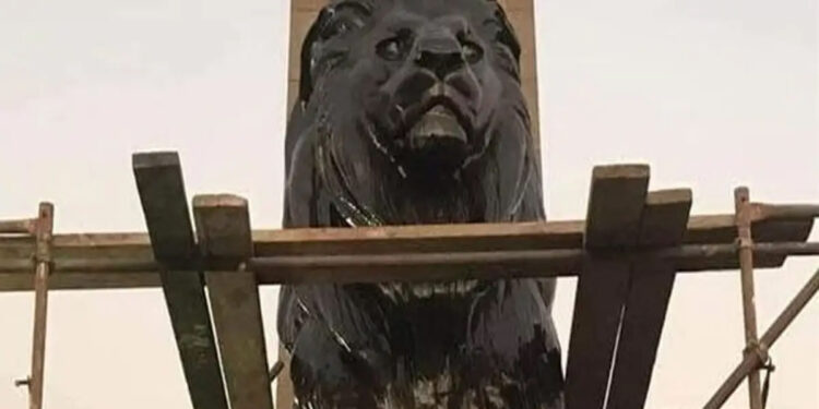 ما حقيقة تشويه أسدين قصر النيل بالدهانات ؟ .. رد قوي من نقيب التشكيليين