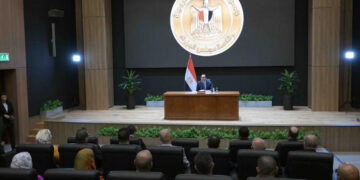 رئيس الوزراء يلتقي أعضاء منظومة الشكاوى الحكومية الموحدة بمجلس الوزراء