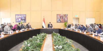 وزير الإسكان يعقد اجتماعاً موسعاً لمتابعة موقف تنفيذ “حديقة تلال الفسطاط” فى موقع مركزى بقلب القاهرة التاريخية