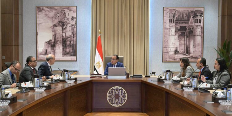 رئيس الوزراء يتابع مع وزير الطيران المدني موقف تطوير مطاري “برج العرب” و”العلمين الدولي”