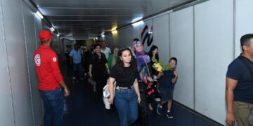 وزير الطيران : نحرص التعاون مع مؤسسات الدولة المعنية لنقل المصريين من لبنان إلى مصر