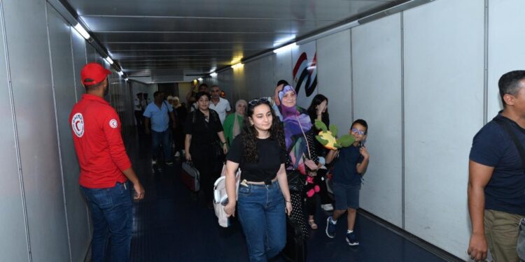 وزير الطيران : نحرص التعاون مع مؤسسات الدولة المعنية لنقل المصريين من لبنان إلى مصر