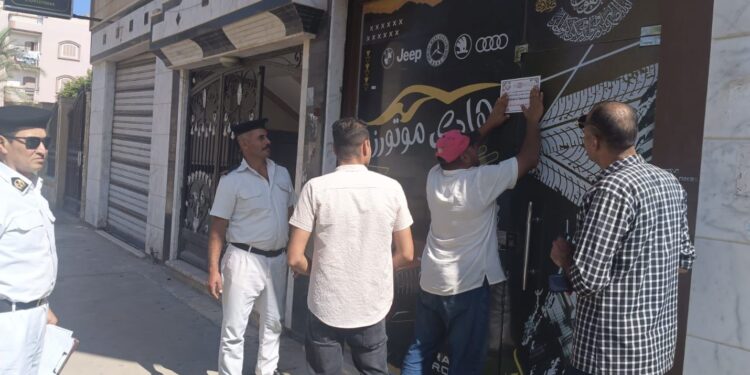 جهاز دمياط الجديدة يُنفذ 11 قرار غلق وتشميع وإزالة مبانٍ مخالفة بعددٍ من الأحياء بالمدينة