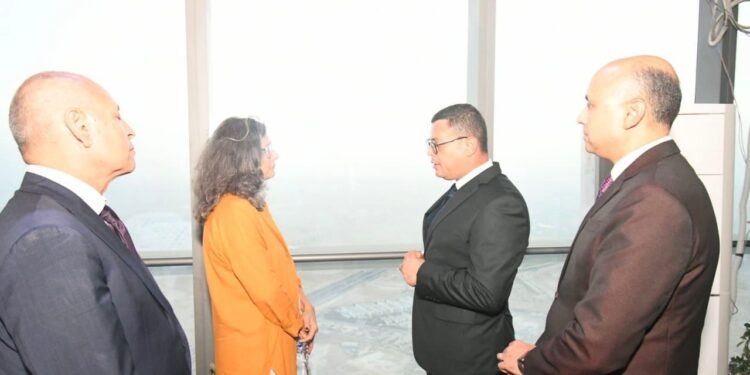 الشربيني يقدم لمسئولى “الهابيتات” شرحاً مفصلاً عن مشروعات العاصمة من أعلى نقطة فى قارة أفريقيا بالبرج الأيقونى