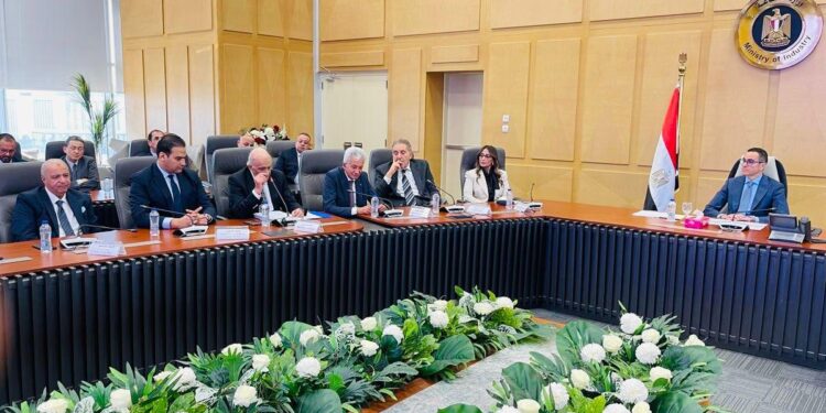 وزير الاستثمار يلتقى وكلاء شركات السيارات العالمية والموزعين لبحث توطين صناعة السيارات في مصر