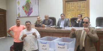 إجراء القرعة العلنية لحجز 32 وحدة طعام متنقلة بمدينة العاشر من رمضان