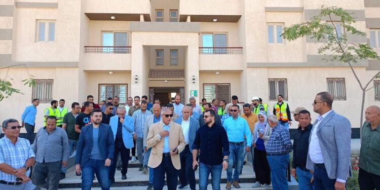 تنفيذاً لتكليفات وزير الإسكان: نائب رئيس “هيئة المجتمعات العمرانية” يتفقد سير العمل بمشروعات مدينة ١٥ مايو