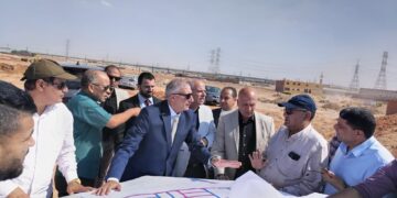 نائب رئيس “المجتمعات العمرانية” يتفقد موقف تنفيذ أعمال المرافق والطرق بالأراضى المضافة لمدينة الشروق