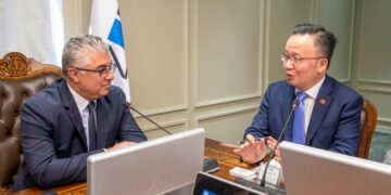 رئيس اقتصادية قناة السويس يلتقي وفد اقتصادي رفيع المستوى من هونج كونج