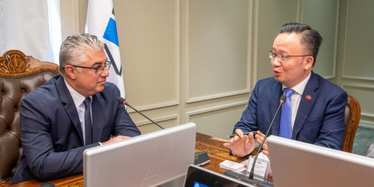 رئيس اقتصادية قناة السويس يلتقي وفد اقتصادي رفيع المستوى من هونج كونج