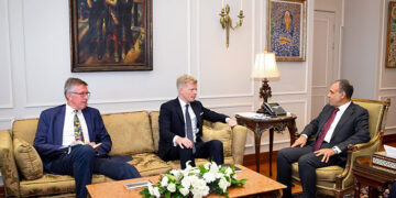 وزير الخارجية والهجرة يستقبل المبعوث الأممي لليمن