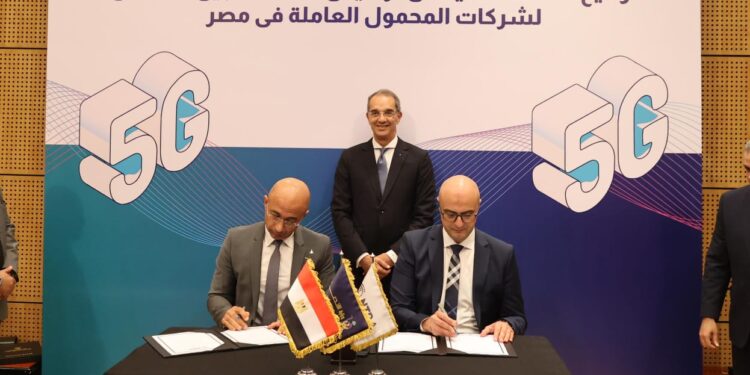 الجهاز القومي لتنظيم الاتصالات يمنح شركات المحمول الأربعة تراخيص بقيمة 675 مليون دولار