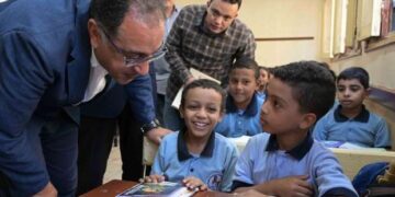 رئيس الوزراء يزور مدرسة وادي الملكات الابتدائية المشتركة بالأقصر