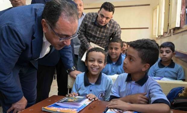 رئيس الوزراء يزور مدرسة وادي الملكات الابتدائية المشتركة بالأقصر