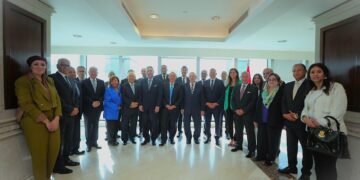 البنك الأهلي يكرم “هشام عكاشة” وأعضاء مجلس الإدارة بمناسبة انتهاء مدتهم