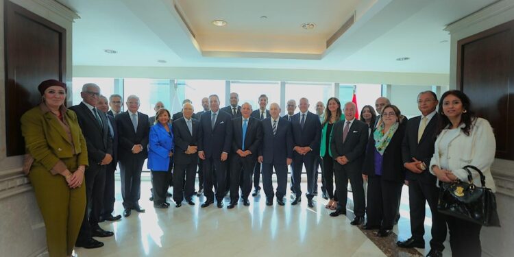 البنك الأهلي يكرم “هشام عكاشة” وأعضاء مجلس الإدارة بمناسبة انتهاء مدتهم