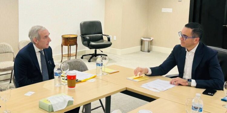 وزير الاستثمار يلتقي نائب رئيس شركة Koch Inc لبحث مشروعاتها الحالية واستثماراتها المستقبلية في مصر.