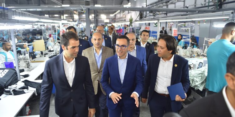 وزير الاستثمار يتفقد عدد من المصانع بالمنطقة الصناعية الحرة بمحافظة الإسماعيلية