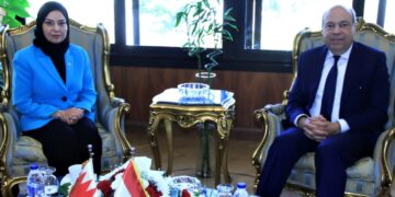 وزير الطيران المدني يبحث مع سفيرة البحرين  لدى جمهورية مصر العربية مجالات التعاون المشترك في مجال الطيران المدني