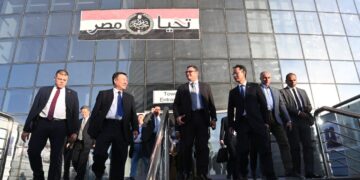 وزير الإسكان يصطحب نظيره الصيني فى جولة بأبراج الداون تاون وأبراج المنطقة الشاطئية ومشروعات مدينة العلمين الجديدة