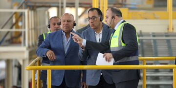 رئيس الوزراء يتفقد مصنع شركة “كناوف” الألمانية للألواح الجبسية