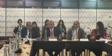 رئيس الرقابة المالية يستعرض التجربة الرائدة في إطلاق أول سوق كربون طوعي منظم