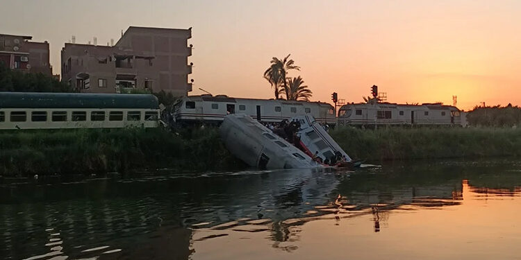 انتشال أول ضحية من ترعة الإبراهيمية في حادث تصادم قطاري المنيا
