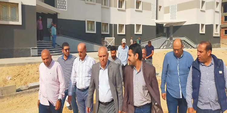 نائب رئيس هيئة المجتمعات العمرانية للتنمية يتفقد سير العمل بمشروع الإسكان الأخضر بالعبور الجديدة