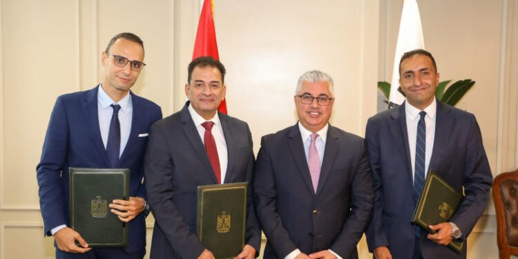 رئيس اقتصادية قناة السويس يشهد توقيع عقد مشروع “شركة النيل لإعادة تدوير البلاستيك”