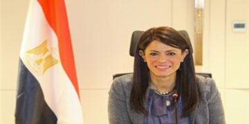 وزيرة التخطيط تتلقى تقريرًا حول مبادرة استبدال رصف الأسفلت ببلاط “الإنترلوك”