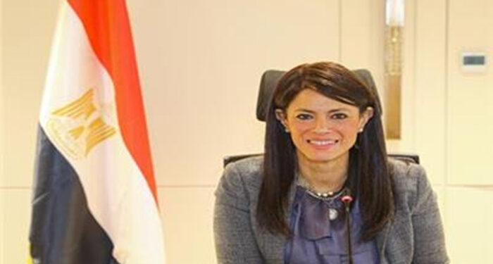 وزيرة التخطيط تتلقى تقريرًا حول مبادرة استبدال رصف الأسفلت ببلاط “الإنترلوك”