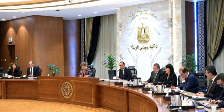 رئيس الوزراء يتابع جهود اللجنة الطبية العليا والاستغاثات خلال شهر أكتوبر الماضي