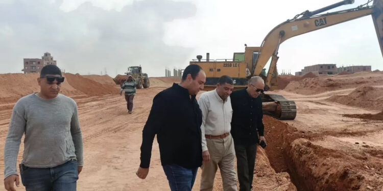 رئيس جهاز الشروق يُتابع أعمال مد المرافق وتمهيد الطرق للأراضي بمنطقة الرابية