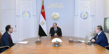 الرئيس السيسي يجتمع مع رئيس الوزراء ومحافظ البنك المركزي