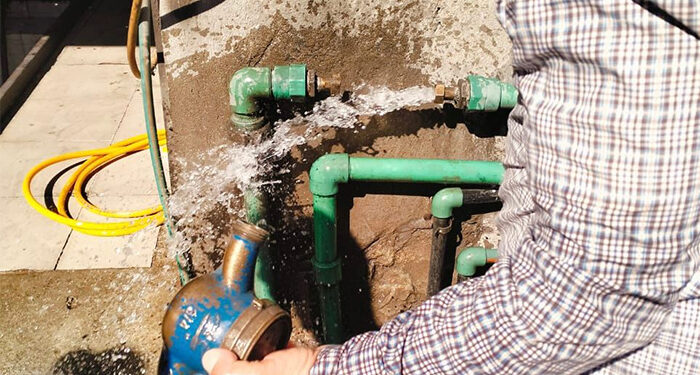 حملات على وصلات المياه الخلسة وتحصيل المديونيات بمدينتي النوبارية والصالحية الجديتين