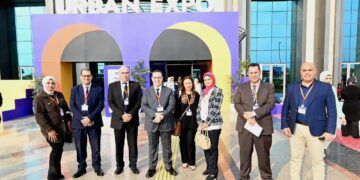 وليد عباس يتفقد انتظام العمل بالجناح المصري فى المعرض المصاحب للمنتدى الحضرى العالمى