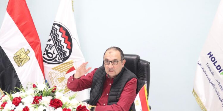 وزير قطاع الأعمال العام يستعرض مؤشرات أداء شركات الأدوية التابعة وموقف مشروعات التطوير