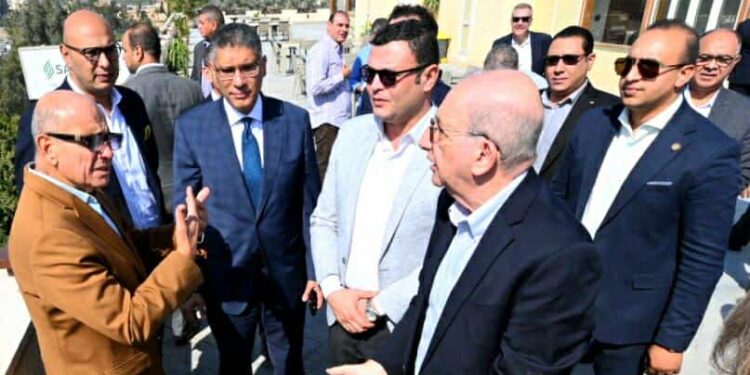 وزير الإسكان: تطوير المنطقة المحيطة بالأهرامات بما يتماشى مع قيمتها التاريخية والأثرية