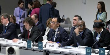 رئيس الوزراء يشارك في مائدة مستديرة حول تعزيز إجراءات التخفيف من آثار التغير المناخي